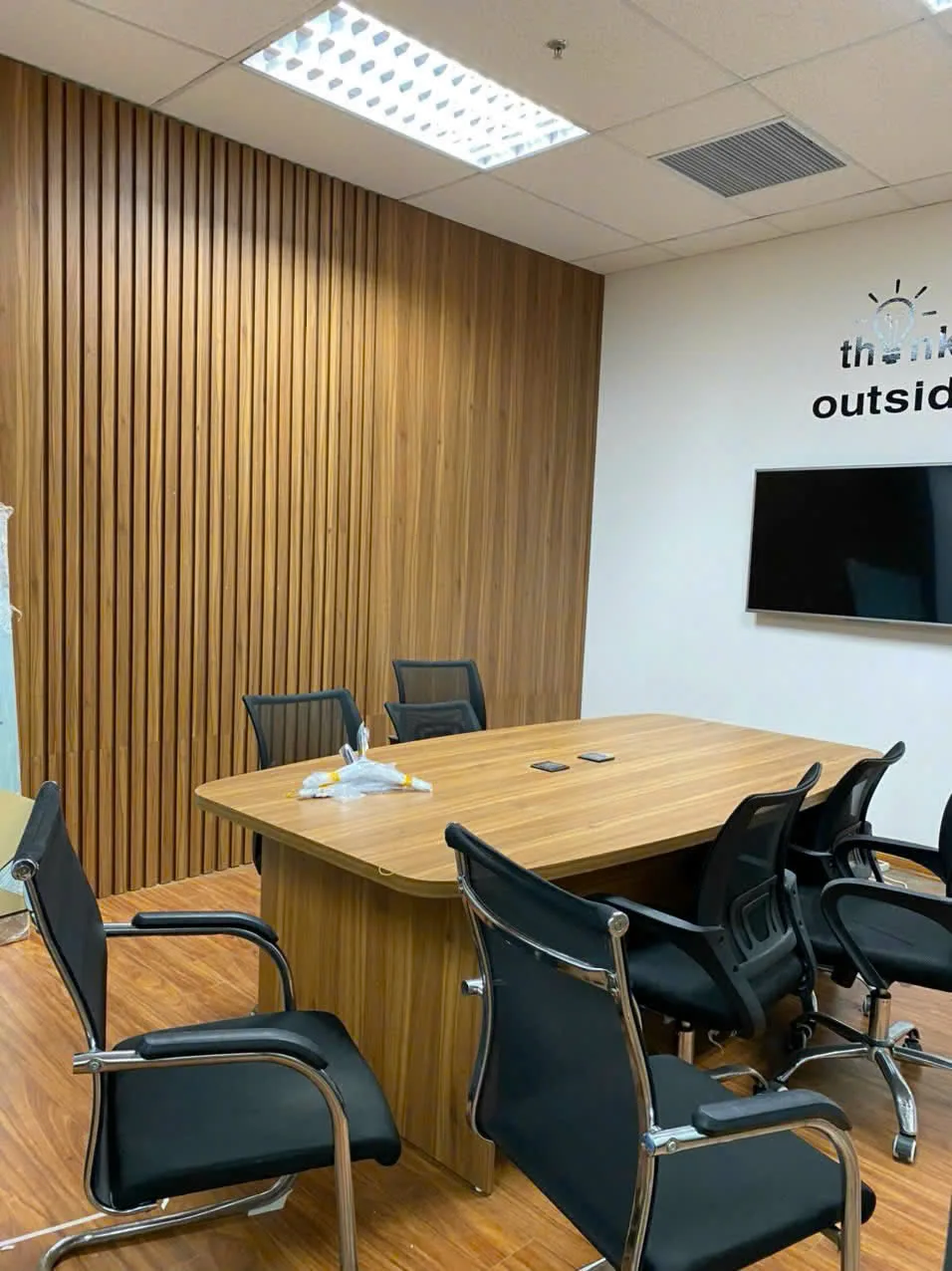 Hoàn thiện văn phòng phong cách hiện đại của Technixo với bàn ghế văn phòng TH MAX