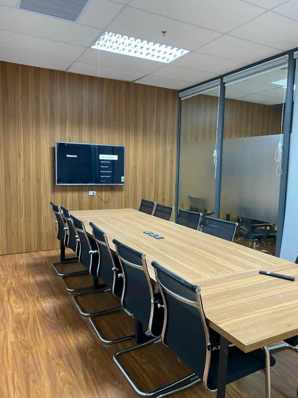 Hoàn thiện văn phòng phong cách hiện đại của Technixo với bàn ghế văn phòng TH MAX