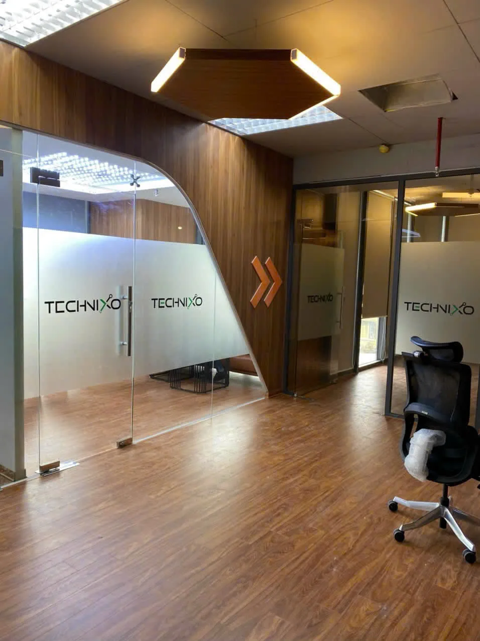 Hoàn thiện văn phòng phong cách hiện đại của Technixo với bàn ghế văn phòng TH MAX