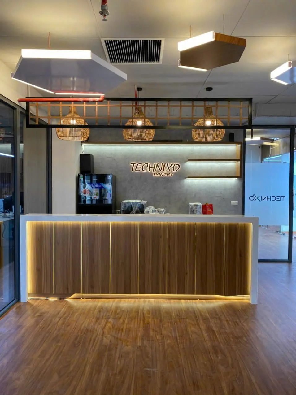 Hoàn thiện văn phòng phong cách hiện đại của Technixo với bàn ghế văn phòng TH MAX